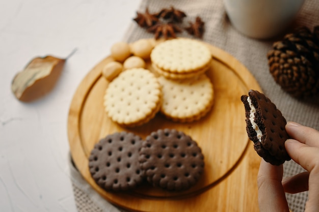 Vrouw die koekjes eet.