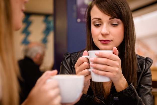 Foto vrouw die koffie heeft