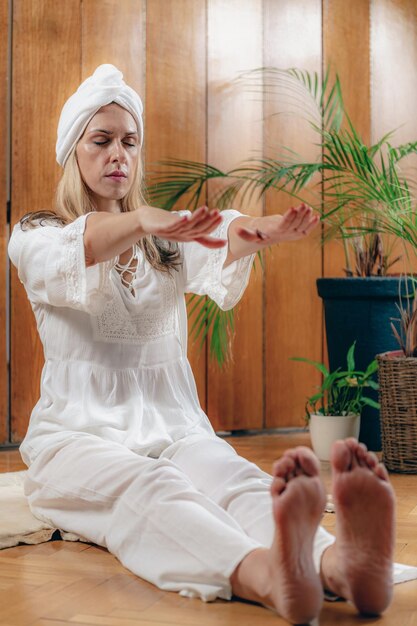 Foto vrouw die kundalini yoga kriya-oefeningen beoefent voor het navelcentrum en de eliminatie van darmafval