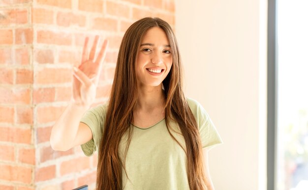 vrouw die lacht en vrouw die er vriendelijk uitziet, nummer drie of derde toont met de hand naar voren, aftellend