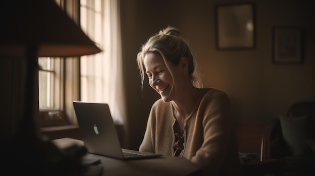 Vrouw die lacht op een laptopcomputer in een warme woonkamer generatieve AI AIG21