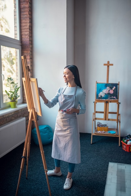 Vrouw die lacht terwijl ze geniet van haar beroep