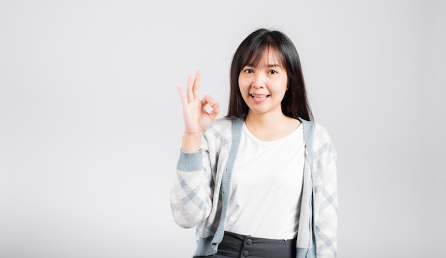 Vrouw die lacht toont gemaakte vinger OK symbool teken om akkoord te gaan