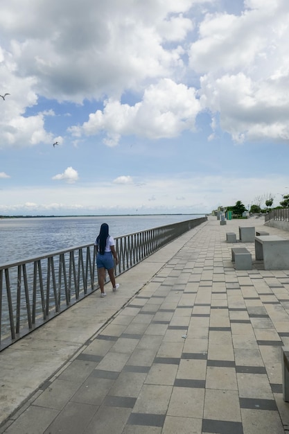 Vrouw die langs de promenade in Barranquilla loopt