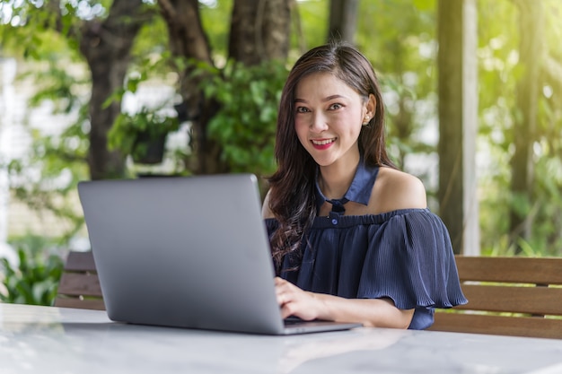 Vrouw die laptop computer met behulp van