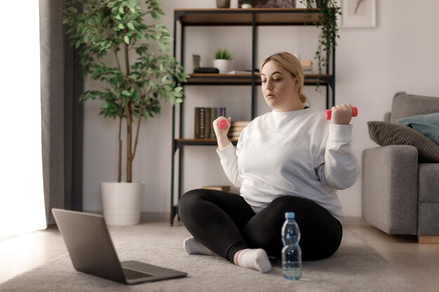 Vrouw die laptop gebruikt om te trainen