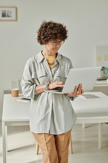Vrouw die laptop gebruikt op haar werk