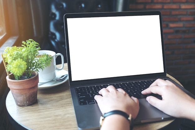 Foto vrouw die laptop van de modelcomputer met behulp van