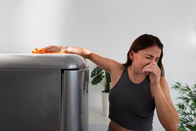 Foto vrouw die lijdt aan allergie voor schoonmaakmiddelen