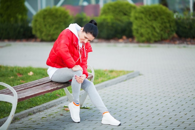 Vrouw die lijdt aan pijn in been na training