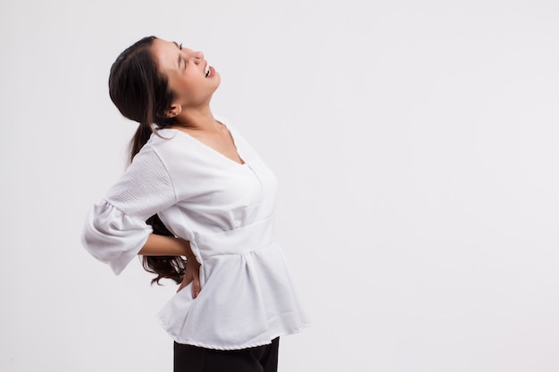 Vrouw die lijdt aan rugpijn, ruggengraat of letsel aan de ruggengraat