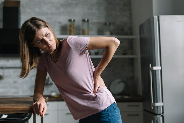 Foto vrouw die lijdt aan rugpijn