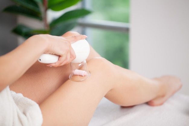 Vrouw die LPG-massage voor huidzorg krijgt in schoonheidsstudio