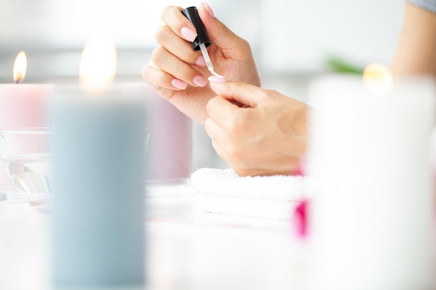 Vrouw die manicure maakt wanneer ze thuis rust