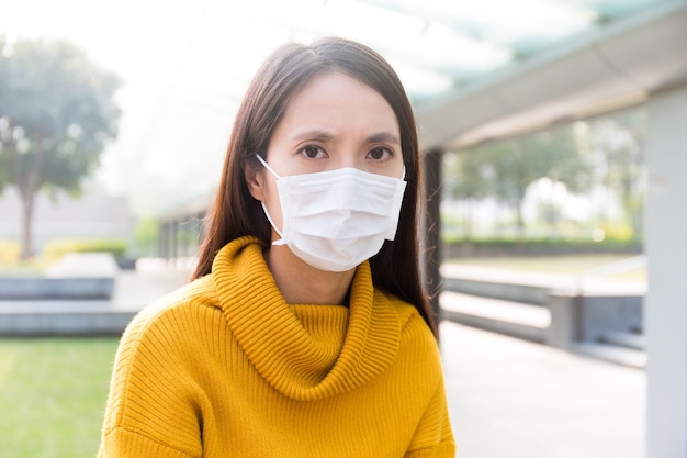 Vrouw die masker draagt voor bescherming