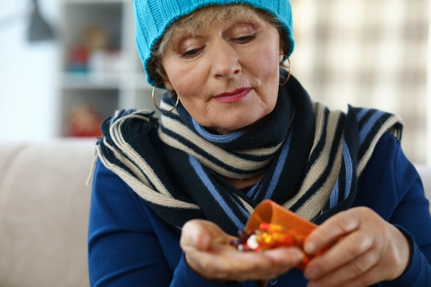 Vrouw die medicijnen gebruikt