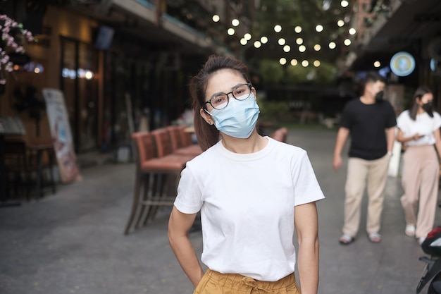 vrouw die medisch gezichtsmasker draagt