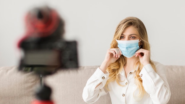 Foto vrouw die medisch masker draagt