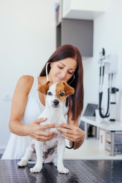 Vrouw die medische vaardigheden op een hond uitoefenen