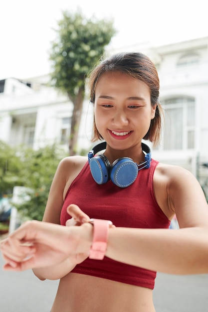 Vrouw die meldingen controleert op haar slimme horloge