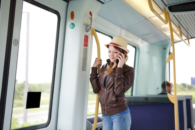 Vrouw die met de trein reist