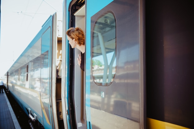 Vrouw die met de trein reist