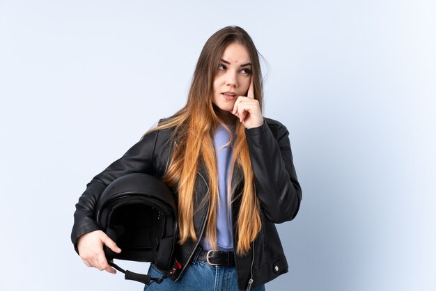 Vrouw die met een motorfietshelm een idee denkt