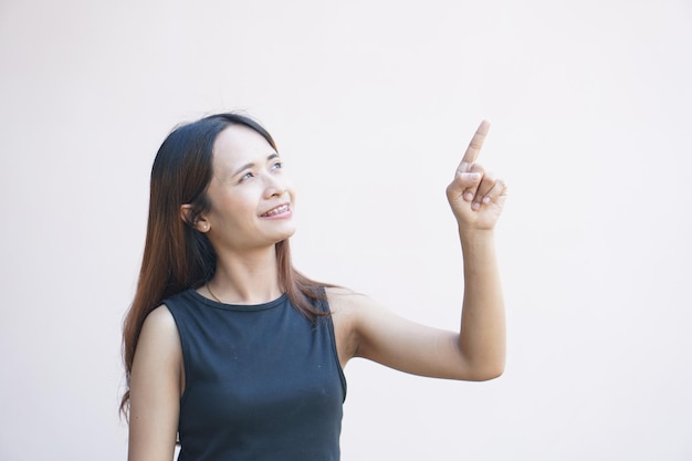 Vrouw die met een vinger naar de zijkant wijst als een handelswaar