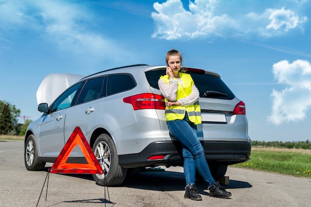 Vrouw die met gebroken auto om hulp roept