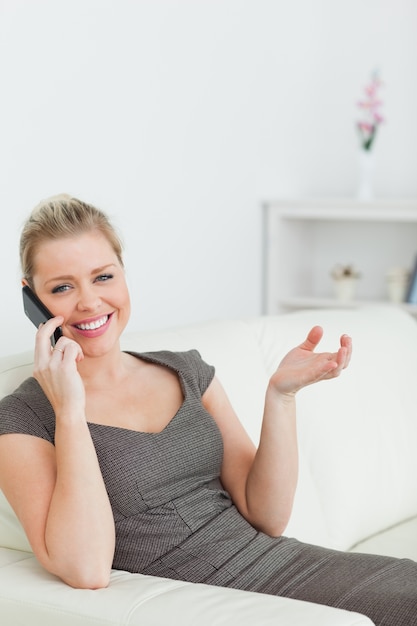 Vrouw die met haar mobiele telefoon roept