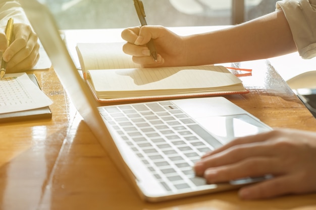 Foto vrouw die met laptop en laptop werkt