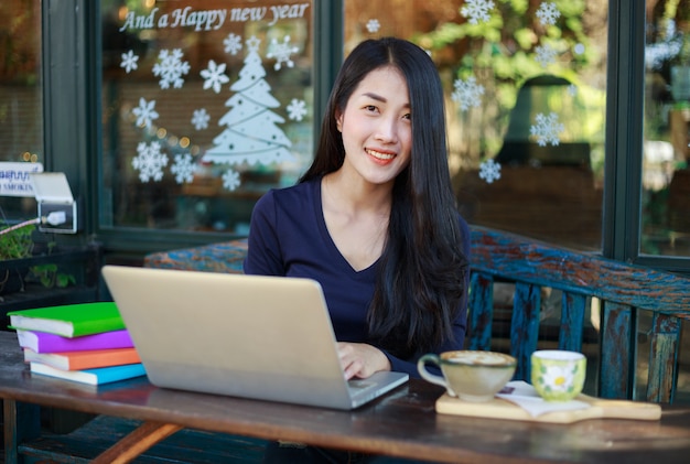 vrouw die met laptop in het café werkt