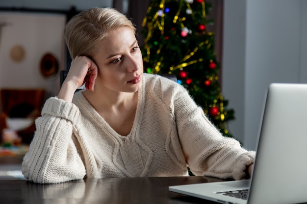 Vrouw die met laptop thuiskantoor werkt tijdens pandemie