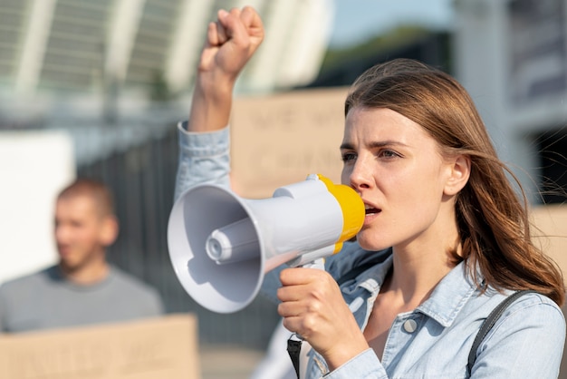 Vrouw die met megafoon aantoont