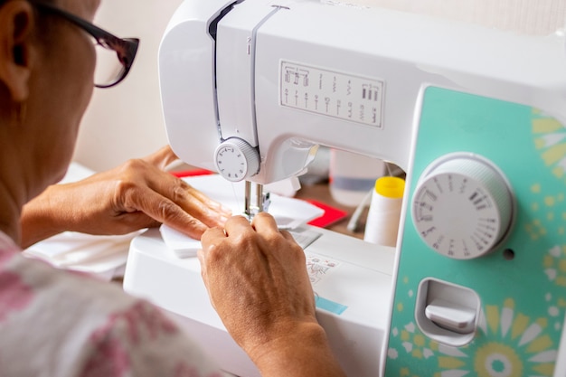 Vrouw die met naaimachine werkt