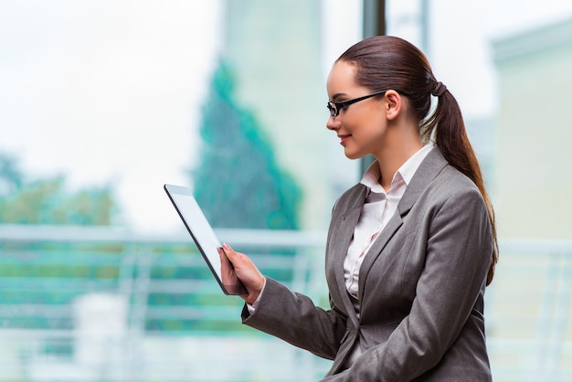 Vrouw die met tablet in bureau werkt