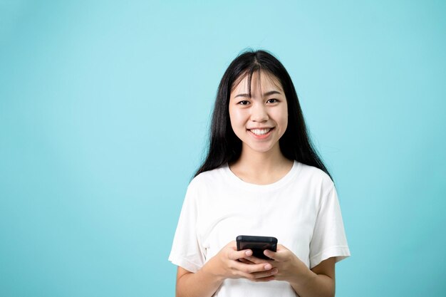 Vrouw die mobiel apparaat gebruiktxA