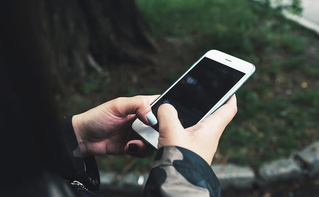 Vrouw die mobiele telefoon houdt