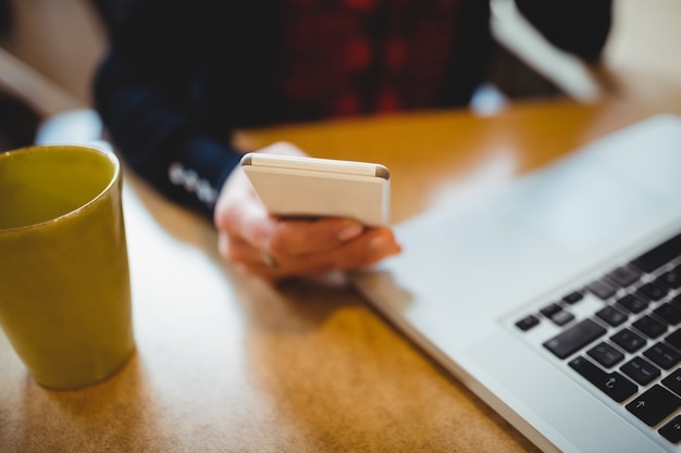 Vrouw die mobiele telefoon met behulp van