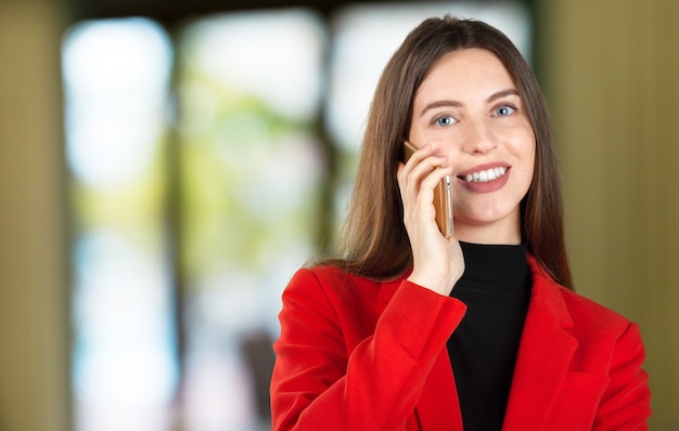 Vrouw die mobiele telefoon met behulp van