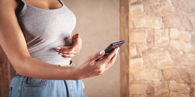 Vrouw die mobiele telefoon thuis met behulp van.