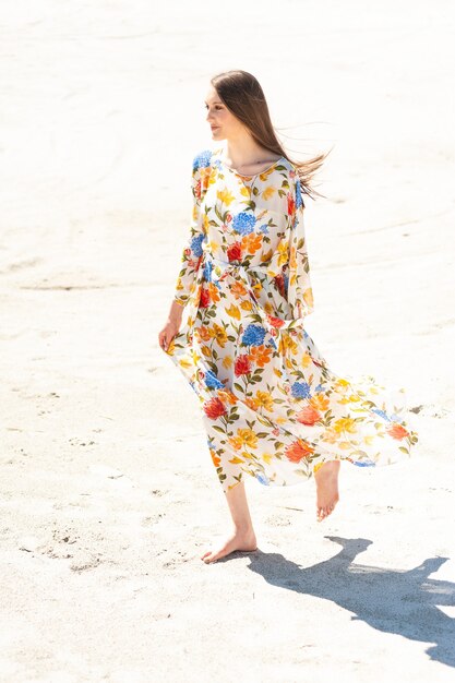 Vrouw die modetuniek draagt op het strand