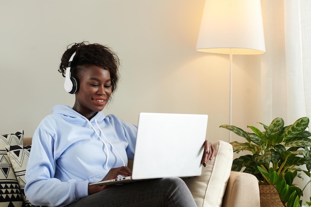 Vrouw die muziekvideo bewerkt