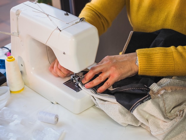 Vrouw die naaimachine met behulp van