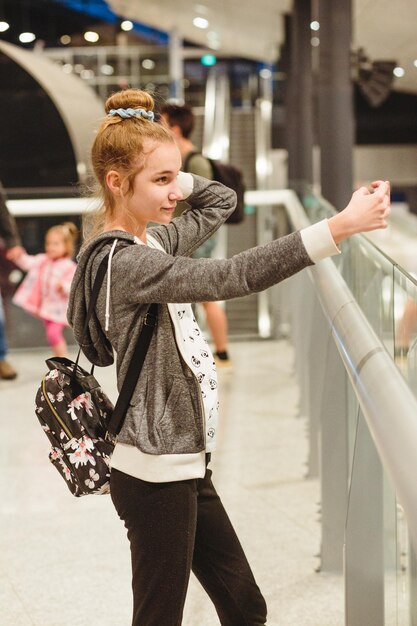 Foto vrouw die naar de camera kijkt in de stad