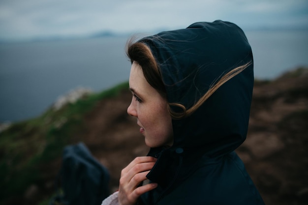 Vrouw die naar de zee kijkt