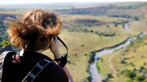 Vrouw die natuurfoto's maakt