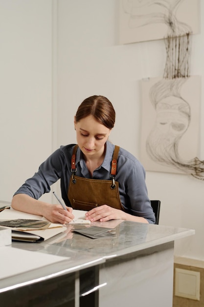 Vrouw die nieuwe schetsen met potlood tekent