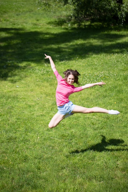 Vrouw die oefening in park doet. Sport, fitness, gymnastiek, stretchen.