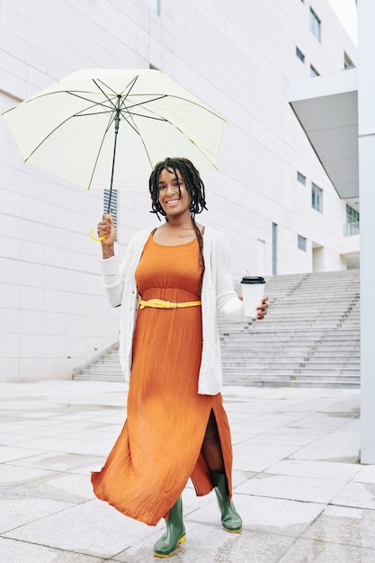 Vrouw die onder de regen loopt